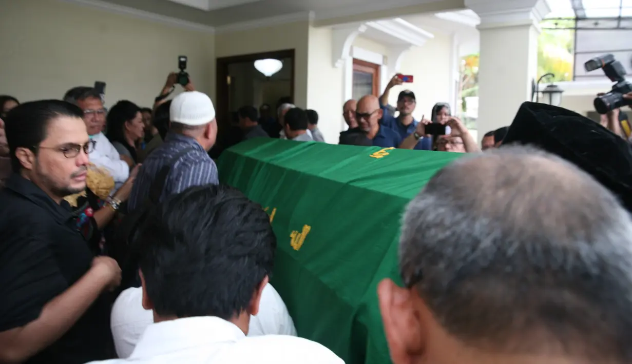 Jenazah ayah tiga anak itu diturunkan dari mobil ambulan yang membawanya. Setelah itu, pria yang sangat dikenal dekat dengan berbagai kalangan itu di salatkan. (Nurwahyunan/Bintang.com)