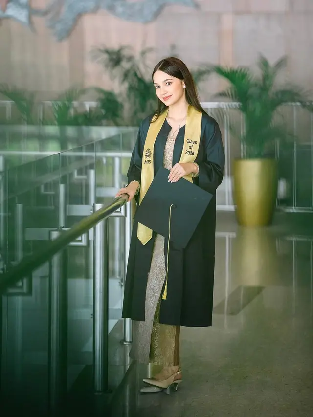 Gaya Anak Cut Tary Wisuda SMA Jadi Sorotan/ Instagram @cuttaryofficial