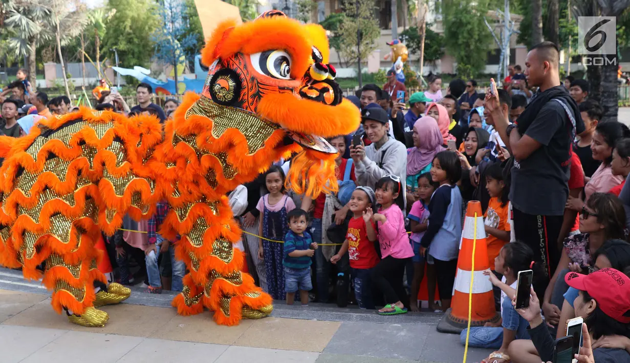 Penari Barongsai beraksi menghibur pengunjung Pantai Lagoon, Ancol, Jakarta, Sabtu (2/2). Dalam rangkaian Ancol Imlek Festival 2570, pengelola menampilkan beragam atraksi bertema energi semangat bersama. (Liputan6.com/Helmi Fithriansyah)