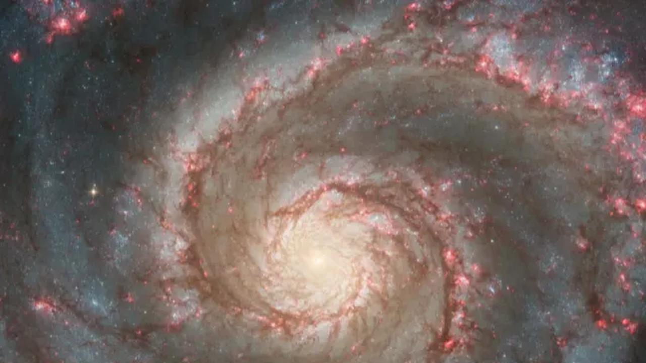 Galaksi ini pertama kali diabadikan oleh Teleskop Luar Angkasa Hubble pada tahun 2017, menunjukkan lengan spiralnya yang memukau.