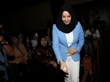 Terdakwa kasus suap pemberian izin lokasi perkebunan di Kutai Kartanegara Rita Widyasari bersiap menjalani sidang pembacaan vonis di Pengadilan Tipikor, Jakarta, Jumat (6/7). Rita dihukum 10 tahun penjara dan denda Rp 600 juta. (Liputan6.com/Johan Tallo)
