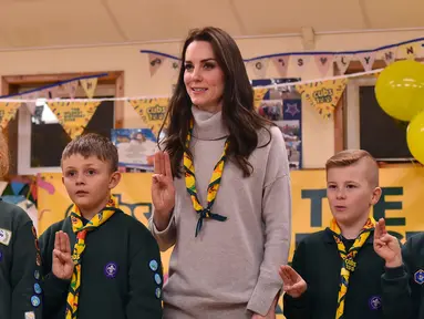 Dutchess of Cambridge, Kate Middleton membaca janji Pramuka bersama sejumlah anak-anak dalam acara Cub Scout Pack di Kings Lynn, Inggris (14/12). Dalam acara tersebut Kate Middleton mengahadiri 100 tahun The Scout Association. (Reuters/Ben Stansall/Pool)