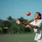 Bagaimana Cara Menangkap Bola Melambung yang Benar dalam Permainan Kasti