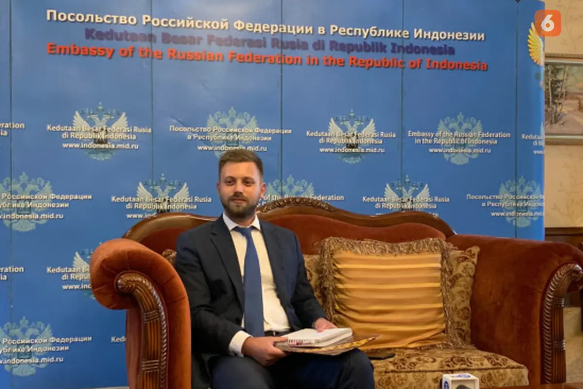 Kepala Politik dan Bilateral Kedutaan Besar Rusia Roman Romanov di acara briefing di Kedutaan Besar Federasi Rusia, Jakarta pada Rabu, 12 April 2023. (Liputan6.com/Alycia Catelyn)