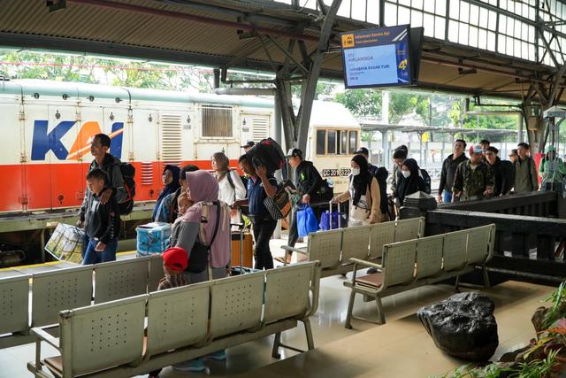 Dorong Minat Naik Kereta, Imbau Pesan Tiket Resmi