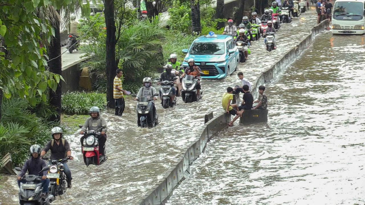 FOTO: Banjir Rendam Jalan Daan Mogot Lalu Lintas Tersendat