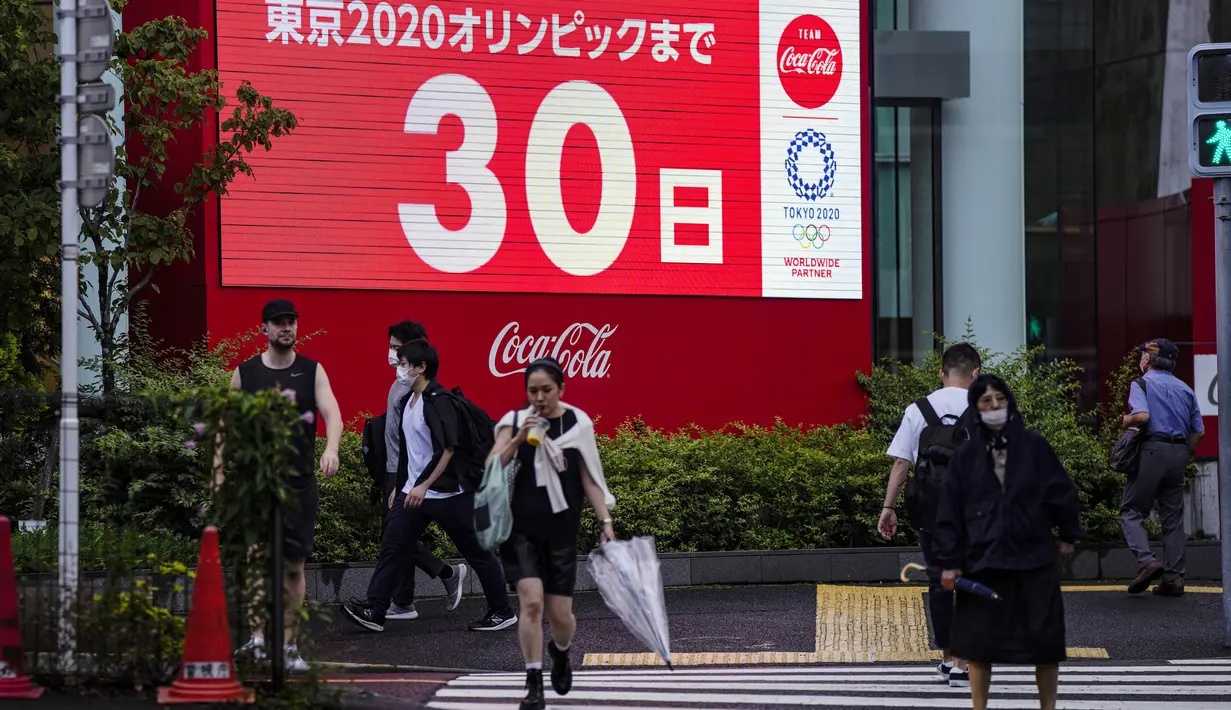 Jam hitung mundur menunjukkan 30 hari menuju upacara pembukaan Olimpiade Tokyo 2020 di Tokyo, Jepang pada Rabu (23/6/2021). Olimpiade Tokyo dimulai pada 23 Juli dan penyelenggara mengizinkan penonton lokal menghadiri venue pertandingan dengan kapasitas 50 persen. (AP Photo/Kiichiro Sato)