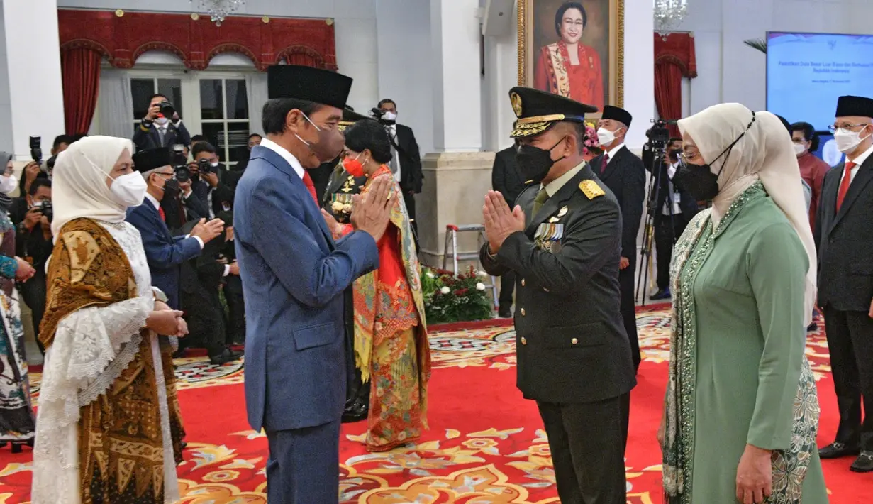 Presiden Joko Widodo (kiri) memberi ucapan selamat kepada KSAD yang baru Jenderal Dudung Abdurachman seusai pelantikan di Istana Negara, Rabu (17/11/2021). Dudung dilantik menggantikan Panglima TNI terpilih Jenderal Andika Perkasa. (Foto: Agus Suparto/Biro Sekretariat Kepresidenan)