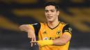 Raul Jimenez, striker Meksiko yang kini tengah menjalani musim pertama bersama Fulham, tercatat pernah membela Wolverhampton Wanderers selama 5 musim di Premier League mulai 2018/2019 hingga 2022/2023. Pada musim pertamanya, saat masih berstatus pinjaman dari Benfica, ia sukses mencetak 13 gol yang membuat Wolves mempermanenkannya pada 2019/2020. Ia pun kembali tampil tajam usai dipermanenkan dengan mencetak 17 gol pada musim 2019/2020. Cedera parah di kepala menjadi penyebab hilangnya ketajamannya mulai musim 2020/2021 hingga 2022/2023. (AFP/Pool/Stu Forster)