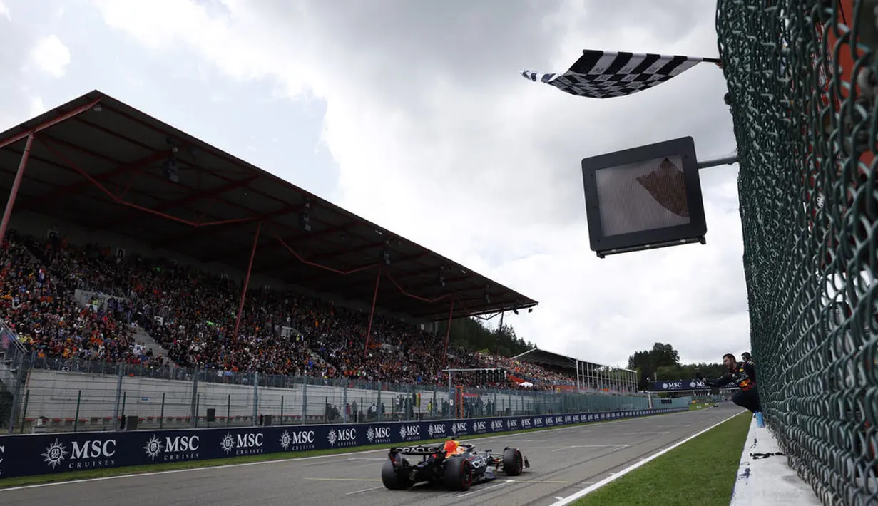 Pembalap Red Bull Racing, Max Verstappen, saat beraksi pada balapan seri ke-12 Formula 1 GP Belgia 2023 di Sirkuit Spa-Francorchamps, Stavelot, Belgia, Minggu (30/7/2023). (AP Photo/Geert Vanden Wijngaert)