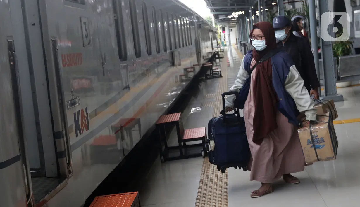 Penumpang bersiap naik kereta Jayabaya jurusan Jakarta-Malang di Stasiun Pasar Senen, Jakarta, Jumat (28/1/2022). Jelang libur Tahun Baru Imlek, jumlah penumpang di Stasiun Pasar Senen mengalami kenaikan 8.598 orang dibanding Jumat (21/1) lalu sebanyak 7.402 orang. (Liputan6.com/Helmi Fithriansyah)