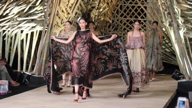 Batik Journey,sebuah pagelaran fashion show yang memamerkan gaun bernuansa batik karya Edward Hutabarat
