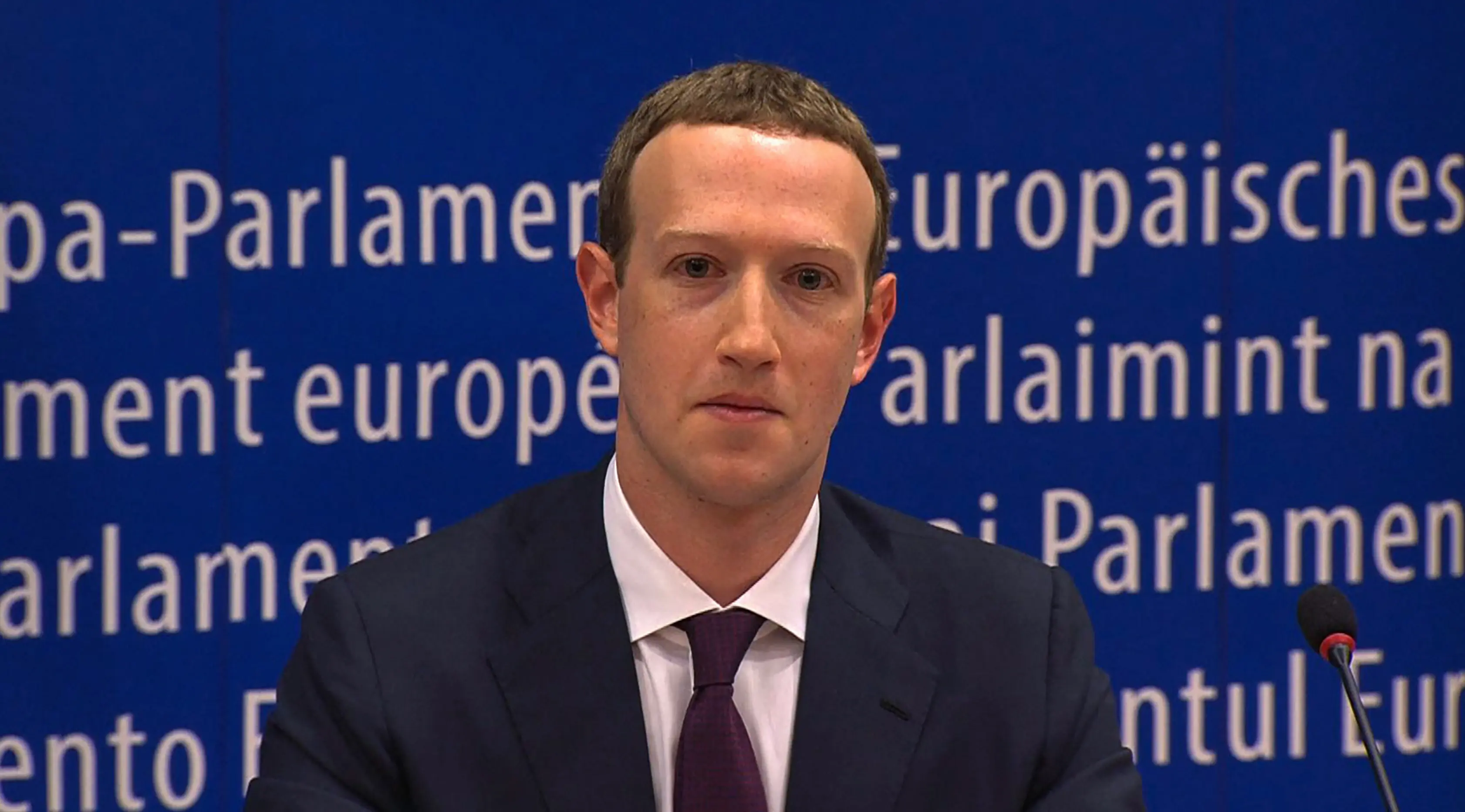 CEO Facebook Mark Zuckerberg memberi keterangan di markas Parlemen Eropa di Brussel, Belgia, Selasa (22/5). Zuckerberg memberi keterangan terkait skandal kebocoran data Facebook. (EBS/AFP)