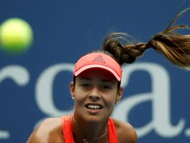 Petenis Serbia, Ana Ivanovic, melakukan servis ke arah petenis Slowakia, Dominika Cibulkova, dalam babak pertama Turnamen Tenis AS Terbuka di New York, AS. (31/8/2015). (Reuters/Mike Segar)