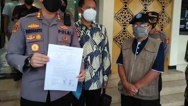 Kapolres Garut AKBP Wirdhanto Hadicaksono menyampaikan penjelasan kepada wartawan mengenai restorative justice terhadap Munir, tersangka pembakar SMPN 1 Cikelet.