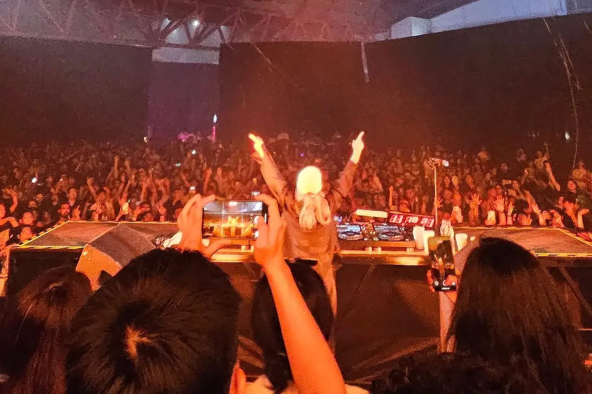 6 Gaya Monokrom Hyoyeon SNSD Debut DJ di DWP 2024 Jakarta
