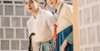 Nabila Syakieb dan Yasmine Wildblood tampil memesona dalam balutan hanbok. Keduanya memiliki gaya yang begitu memesona. [Foto: Instagram/ Nabila Syakieb]