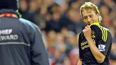 Kekecewaan gelandang Liverpool Lucas Leiva ketika harus meninggalkan lapangan kaibat dikartu merah pada laga kontra Stoke City di Britannia Stadium, 13 November 2010. AFP PHOTO/PAUL ELLIS