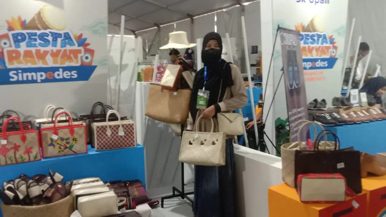 Eva Harlia perempuan asal Dusun III Desa Pantai Cermin kanan, kabupaten Serdang Bedagai Sumatera Utara, pengusaha kerajinan anyaman pandan dengan nama  "Menday Gallery and souvenir".