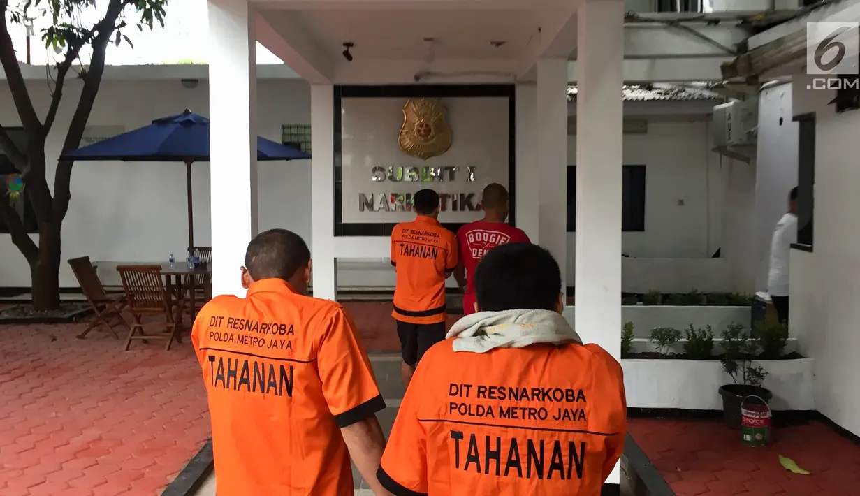 Sejumlah tersangka kasus tindak pidana narkotika jenis ekstasi dan shabu dibawa petugas saat rilis di Polda Metro Jaya, Jakarta, Rabu (27/12). (Liputan6.com/Immanuel Antonius)