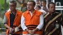 Kabid Jalan di Dinas PUPR Kabupaten Indramayu, Wempy Triyono dan Kadis PUPR Pemkab Indramayu, Omarsyah (kanan) tiba di Gedung KPK, Jakarta, Jumat (31/1/2020). Kedua tersangka diperiksa dalam kasus suap terkait pengaturan proyek di lingkungan Pemkab Indramayu Tahun 2019 (merdeka.com/Dwi Narwoko)