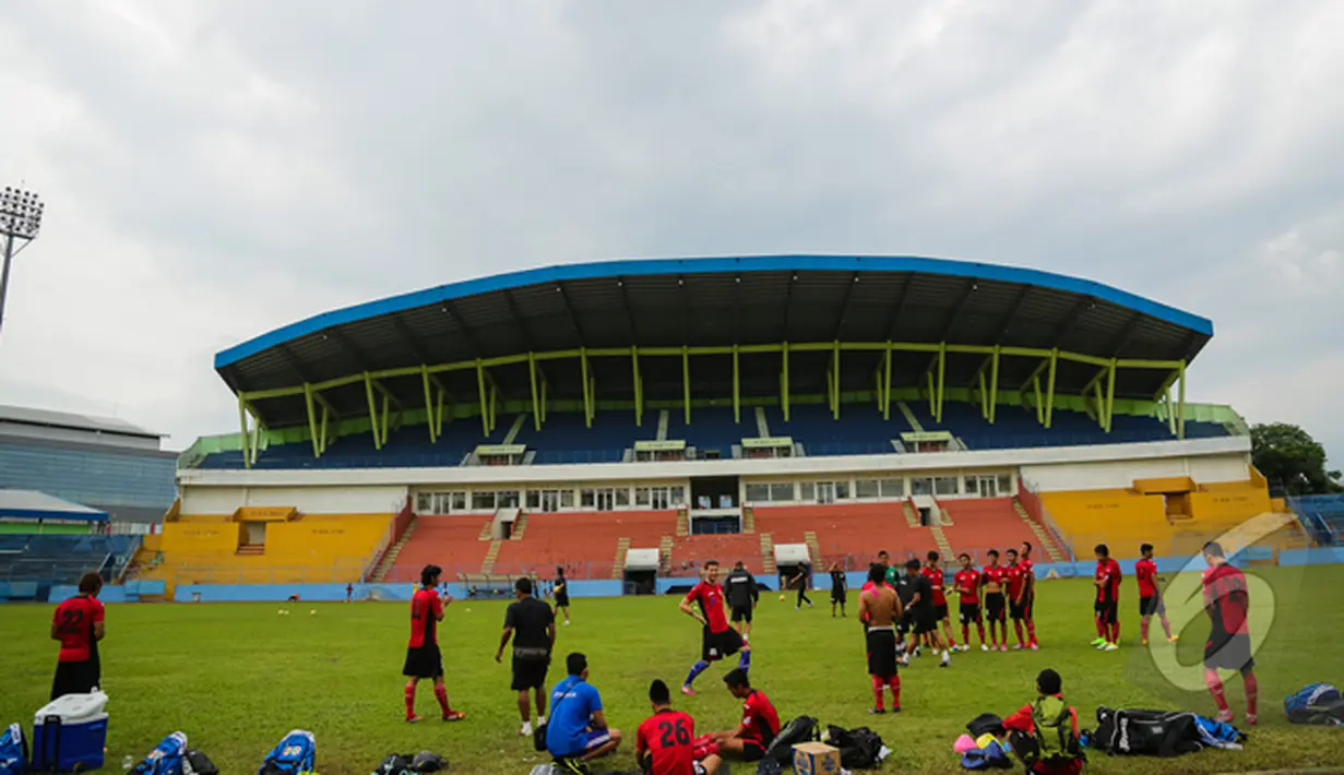 Suasana latihan tim Mitra kukar jelang lawan persipura di SCM Cup 2015, Stadion Gajayana, Malang, Senin (19/1/2014). (Liputan6.com/Faizal Fanani)