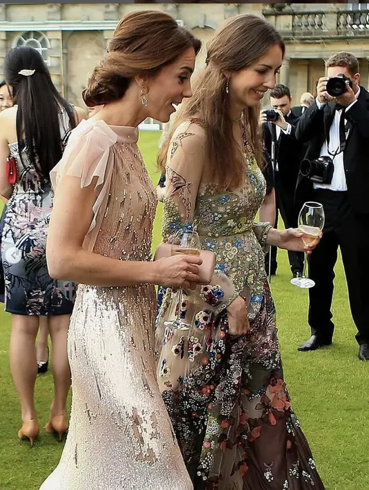 <p>Sama-sama mengenakan dress dengan aksen payet dan sequin, penampilan Rose dan Kate Middleton begitu memesona. Tampilan rambutnya juga diupayakan dengan berbeda. Kate menggulung rambutnya dengan elegan, Sedangkan Rose dengan rambut terurai. [Foto: Instagram/ Rose Hanbury]</p>