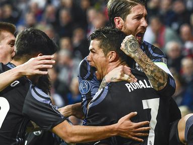 Striker Real Madrid, Cristiano Ronaldo, merayakan gol yang dicetaknya pada laga perempat final Liga Champions melawan Bayern Munchen di Allianz Arena, Rabu (13/4/17). Real Madrid berhasil menundukan Bayern Munchen dengan skor 2-1. (EPA/Filip Singer)