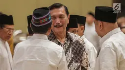 Menko Maritim Luhut Binsar Pandjaitan berbincang saat menghadiri acara Buka Puasa Bersama Partai Golkar, di Jakarta, Minggu (19/5/2019). Kegiatan tersebut mengangkat tema Menjemput Kemenangan Ramadan. (Liputan6.com/Faizal Fanani)