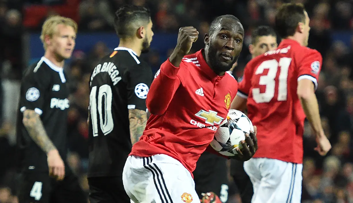 6. Manchester United (42 Gol). Tim Raksasa Inggris Manchester United kepincut dengan kiprah Romelu Lukaku di Everton. Pada musim 2017/2018 Setan Merah resmi mengontraknya. Selama 2 musim, Romelu Lukaku berhasil mencetak 42 gol dalam 96 penampilannya di semua ajang kompetisi. (AFP/Oli Scarff)