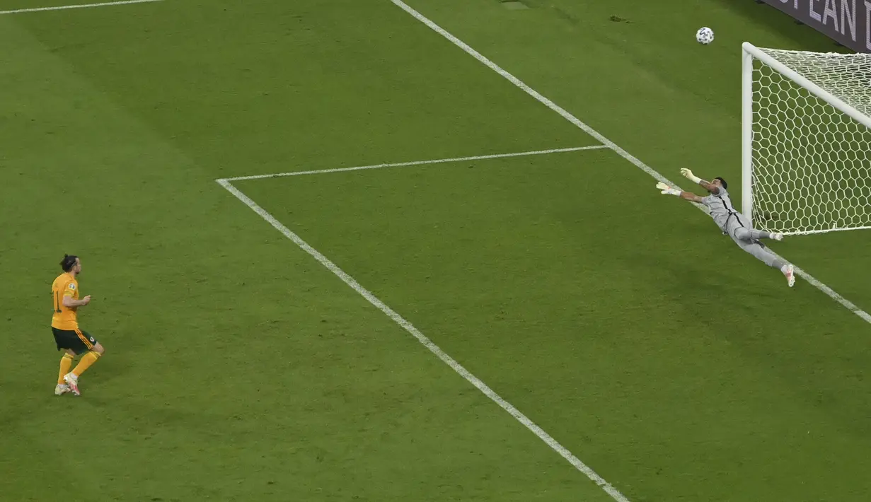 Penyerang Wales, Gareth Bale saat gagal mengeksekusi tendangan penalti ke gawang Turki pada pertandingan grup A Euro 2020 di Stadion Olimpiade Baku di Baku, Rabu (16/6/2021). Hasil ini memperbesar kans Wales melaju ke babak gugur. Mereka selanjutnya menghadapi Italia. (Dan Mullan/Pool via AP)