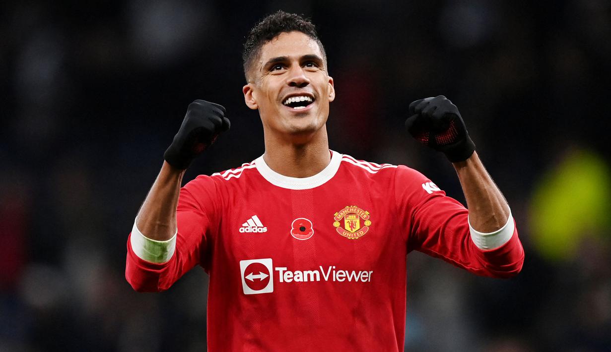 Raphael Varane - Mantan bek andalan Real Madrid ini merupakan salah satu benteng kukuh di eranya. Dengan segudang pengalaman dan trofi-trofi yang ia pernah raih maka tak berlebihan jika MU membayarnya sebesar 340 ribu pound sterling atau senilai Rp6,6 miliar per pekan. (AFP/Glyn Kirk)