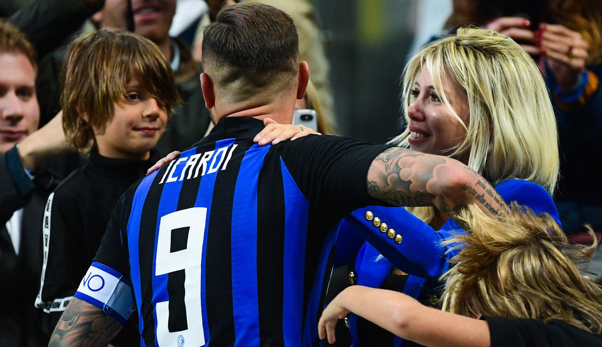 Striker Inter Milan, Mauro Icardi, bersama isteri dan anak merayakan gol yang dicetaknya ke gawang AC Milan pada laga Serie A Italia di Stadion San Siro, Milan, Minggu (21/10). Inter menang 1-0 atas Milan. (AFP/Marco Bertorello)