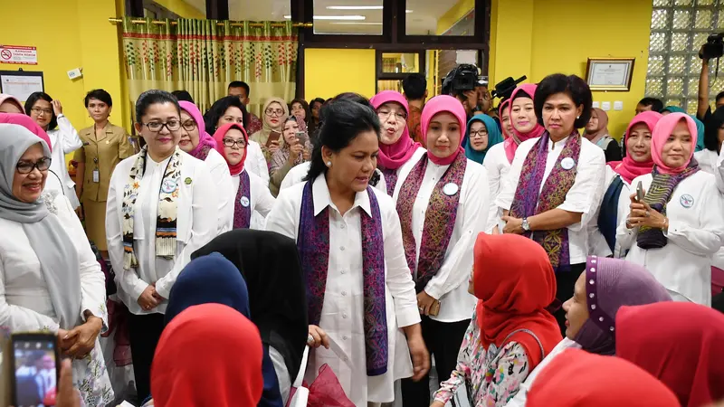 Iriana Jokowi bersama ibu-ibu meninjau pelaksanaan Pekan Deteksi Dini Kanker pada Perempuan di DKI Jakarta. (Foto: Sehat Negeriku)