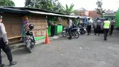 Polisi razia sebuah warung yang buka di siang hari saat Ramadan. Larangan ini sesuai perda yang berlaku di Tasikmalaya.