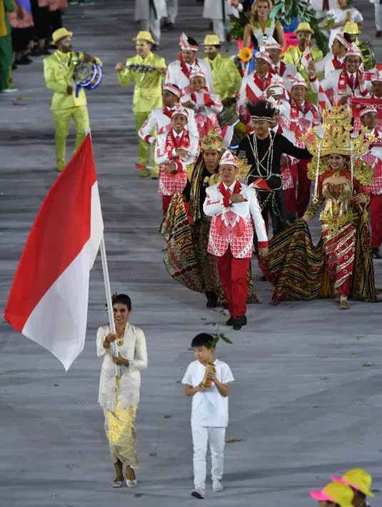 Kontingen atlet Indonesia saat parade upacara pembukaan Olimpiade 2016 di Stadion Maracana, Rio de Janeiro, Brasil (5/8). Kostum Indonesia yang didesain Prima Suci Ariani tersebut kali pertama diperkenalkan pada 15 Juli 2016. (PEDRO UGARTE / AFP)