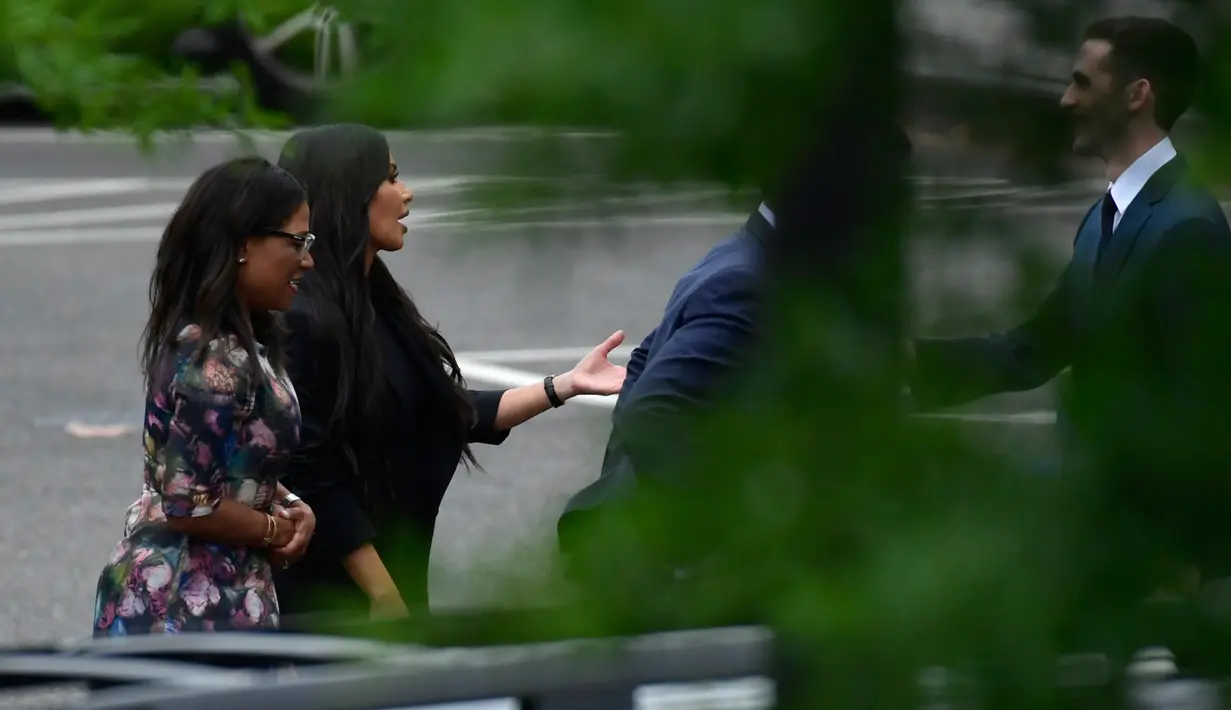 Bintang reality TV, Kim Kardashian (kedua kiri) meninggalkan sayap barat Gedung Putih di Washington, Rabu (30/5). Pemilik nama lengkap Kimberly Noel Kardashian tersebut tampil dengan busana serbahitam. (AP/Pablo Martinez Monsivais)
