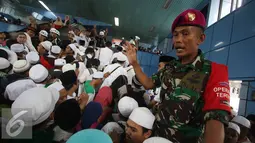 Petugas TNI menjaga keamanan di Stasiun Juanda, Jakarta, Sabtu (11/2). Mereka adalah massa yang sebelumnya menggelar kegiatan di Masjid Istiqlal dengan agenda zikir dan tausiyah nasional. (Liputan6.com/Immanuel Antonius)