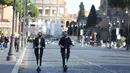 Orang-orang yang memakai masker mengendarai skuter listrik di Roma, Italia, pada 6 Oktober 2020. Pemerintah Italia juga mengumumkan situasi darurat nasional, yang pertama kali diberlakukan pada 31 Januari, akan diperpanjang "setidaknya" hingga genap satu tahun penerapannya. (Xinhua/Cheng Tingting)