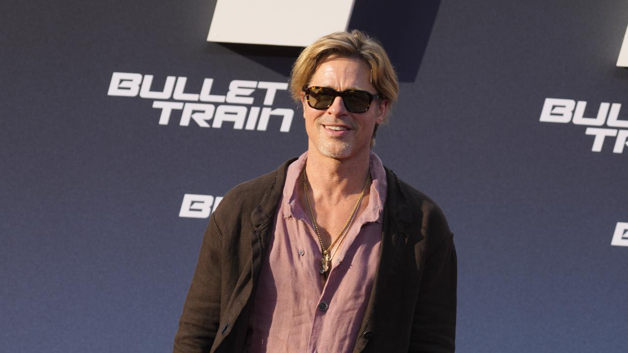 Brad Pitt Pakai Rok di Premier Film Bullet Train, Tato di Kaki Bikin Salah Fokus