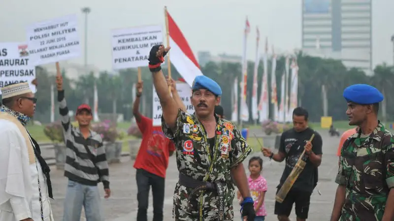 Kopral Bagyo koprol keliling Monas