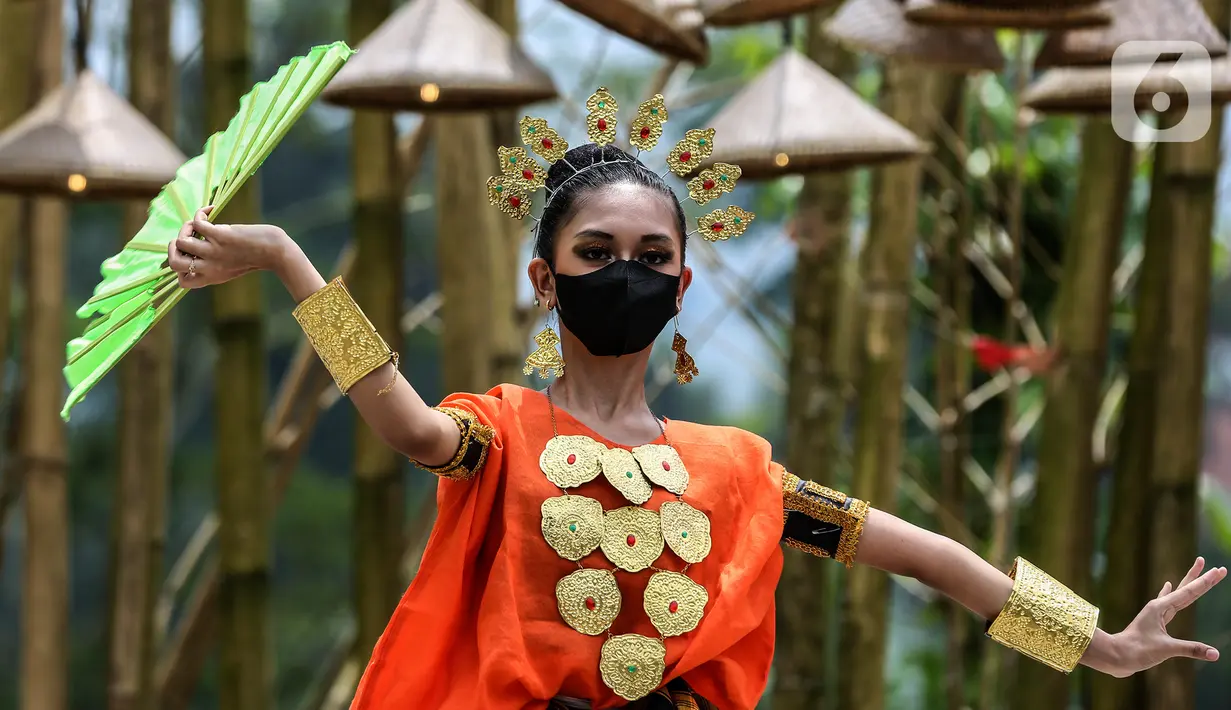 Penari menggelar tarian dan fashion show berlatar alam di Grand Smesco Hills Cisarua, Bogor, Minggu (11/4/2021). Tari yang akan ditampilkan adalah Tari Topeng Jigrik Ndat dari Betawi, Tari Legong Mesatya dari Bali, Tari Papua, Tari Bajidor Kahot dan Tari Kipas Pakarena (Liputan6.com/JohanTallo)