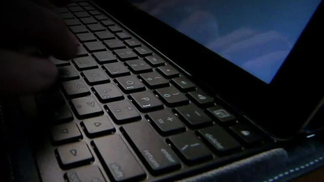 Waduh, Memangku Laptop Ternyata Bisa Picu Kanker Kulit!