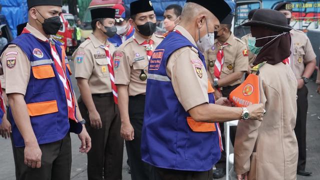 Anggota Pramuka Ramai-Ramai Bantu Para Pemudik Lebaran di Berbagai Daerah