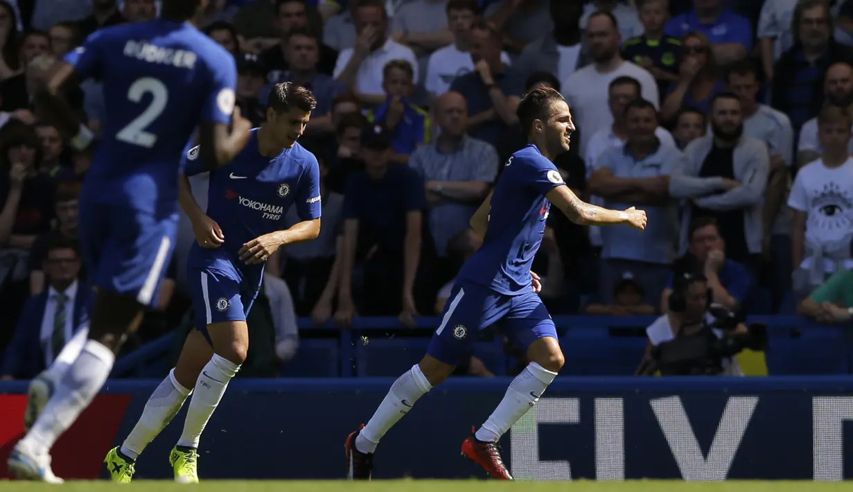 Pemain Chelsea, Cesc Fabregas mencetak gol pembuka bagi timnya saat melawan Everton pada lanjutan Premier League di Stamford Bridge stadium, London, (27/8/2017). Chelsea menang 2-0. (AP/Alastair Grant)