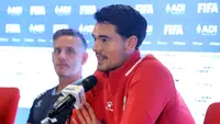 Pemain Timnas Indonesia, Elkan Baggott memberikan keterangan dalam konferensi pers menjelang FIFA Series melawan St Kitts and Navis di Stadion Utama Gelora Bung Karno (SUGBK), Senayan, Jakarta, Kamis (26/03/2026). (Bola.com/M Iqbal Ichsan)
