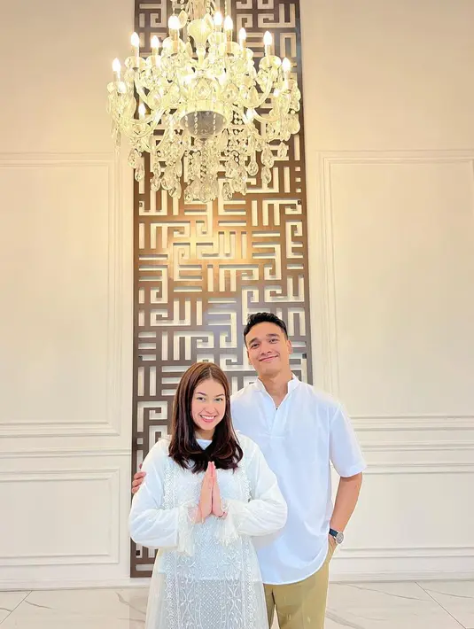 Lebaran bersama, keduanya kembali tampil serasi dalam balutan outfit berwarna putih. Rebecca dengan tunik brokat putih, sementara fadly dengan kemeja koko warna senada. @rklopperr/@fadlyfsl_.