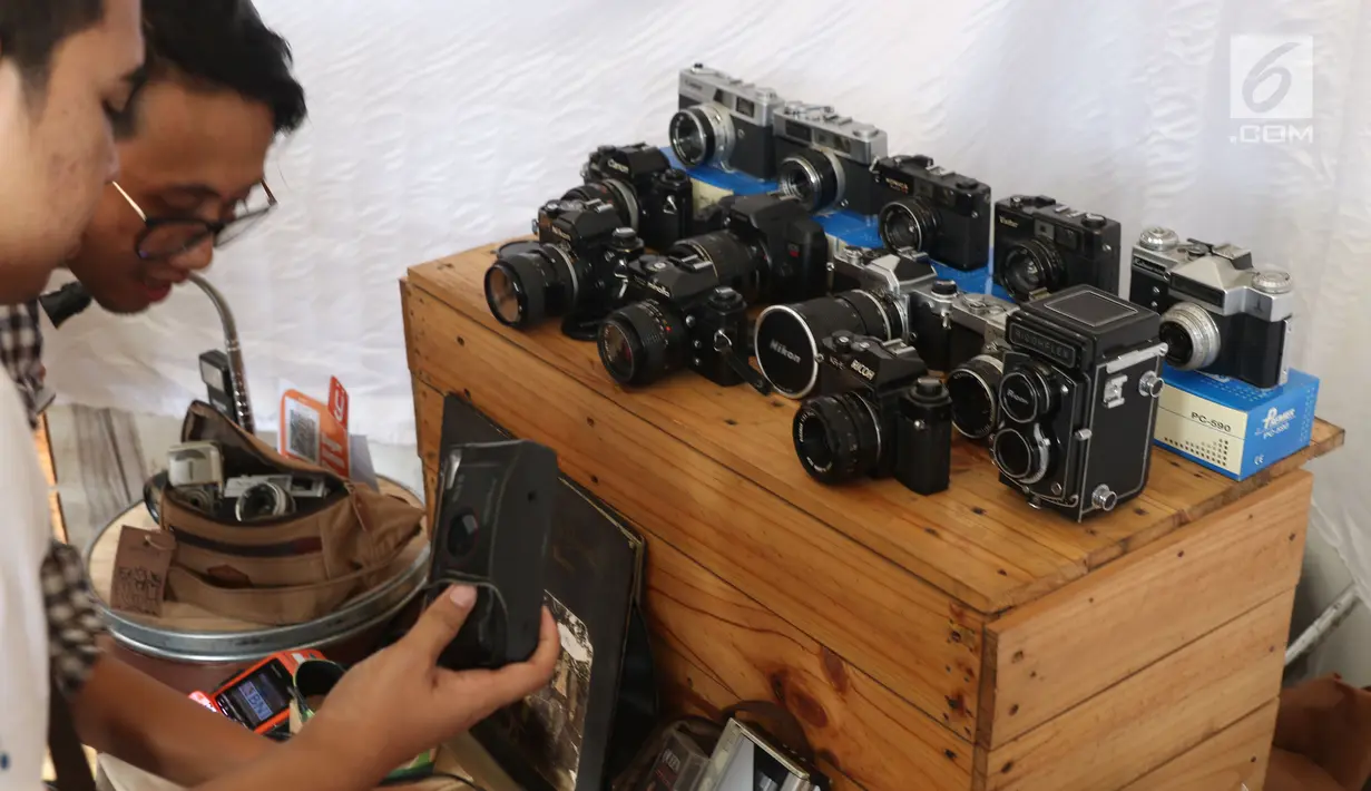 Pengunjung melihat-lihat kamera analog saat gelaran The 90’s Festival di Gambir Expo Kemayoran, Jakarta, Sabtu (10/11). The 90’s Festival kali ini merupakan yang keempat. (Liputan6.com/Helmi Fithriansyah)