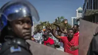 Kerusuhan di ibu kota Zimbabwe, Harare, ketika massa pendukung oposisi menuding ada kecurangan pada proses penghitungan pemilu (AP)