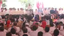 Presiden Joko Widodo atau Jokowi memberikan sambutan seusai dianugerahi gelar Pinisepuh dari Paguyuban Pasundan di Bandung, Minggu (11/11). Jokowi mengenakan pakaian adat Sunda saat menerima gelar Pinisepuh. (Liputan6.com/Angga Yuniar)